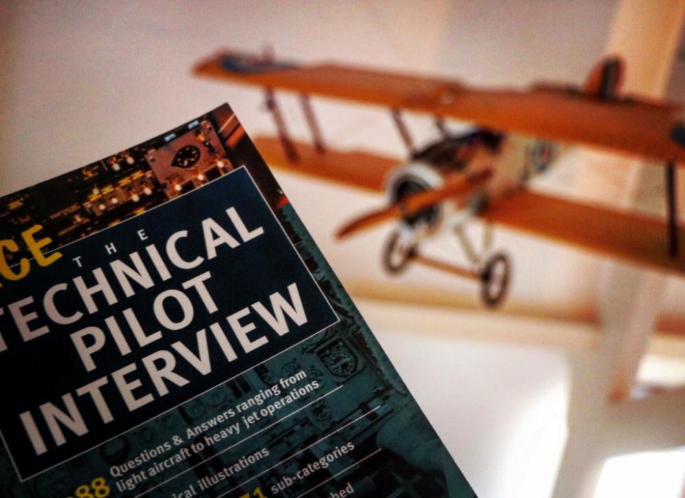 读书俱乐部如何帮助飞行员提高他们的沟通能力？